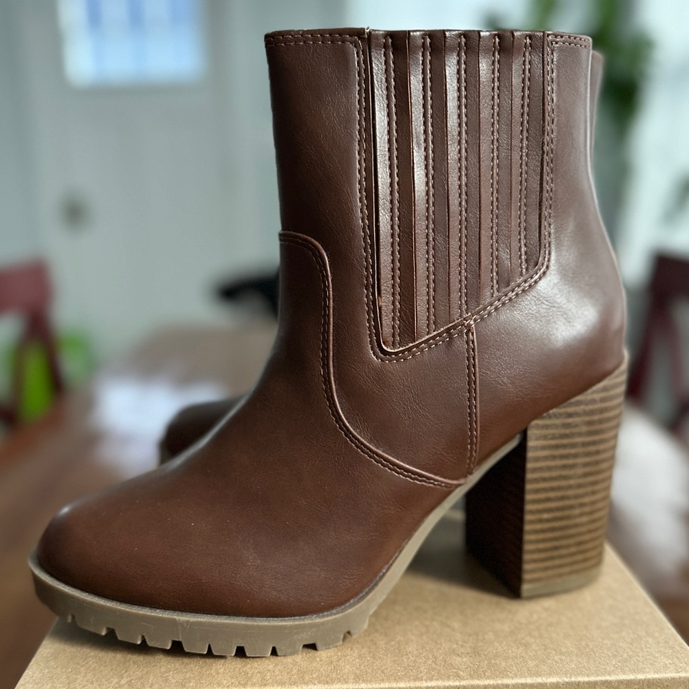 NEW chocolate brown vegan leather memory foam ankle boots 3.75” heel, size 7.5